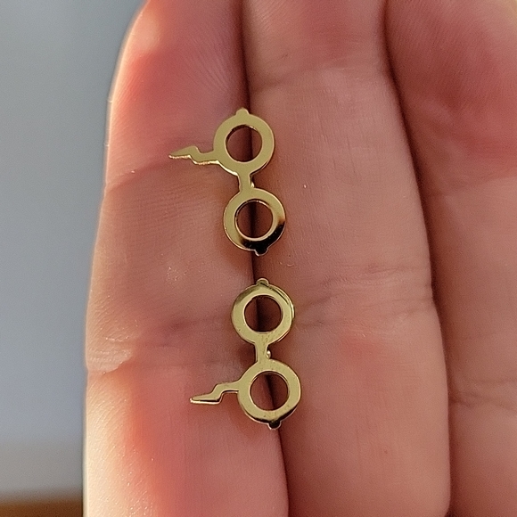 Harry Potter Stud Earrings - Picture 3 of 4